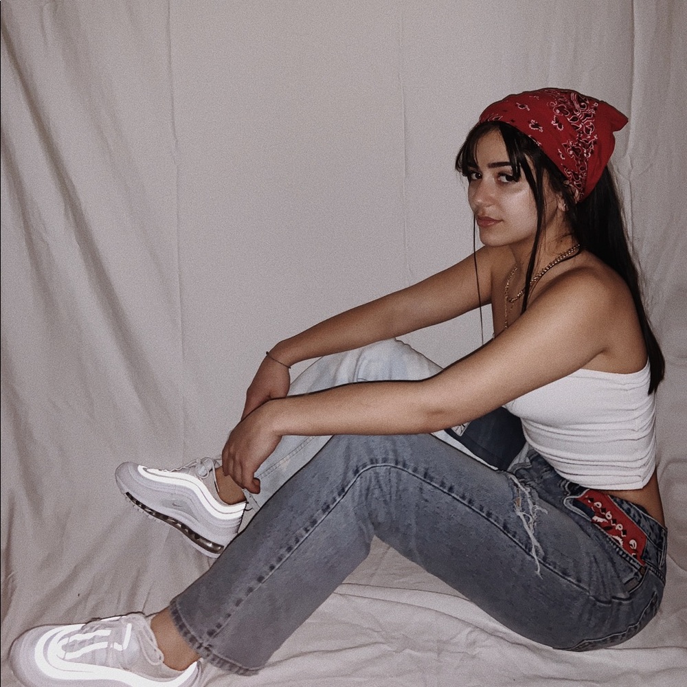 Meet your Posher, Emmanuelle